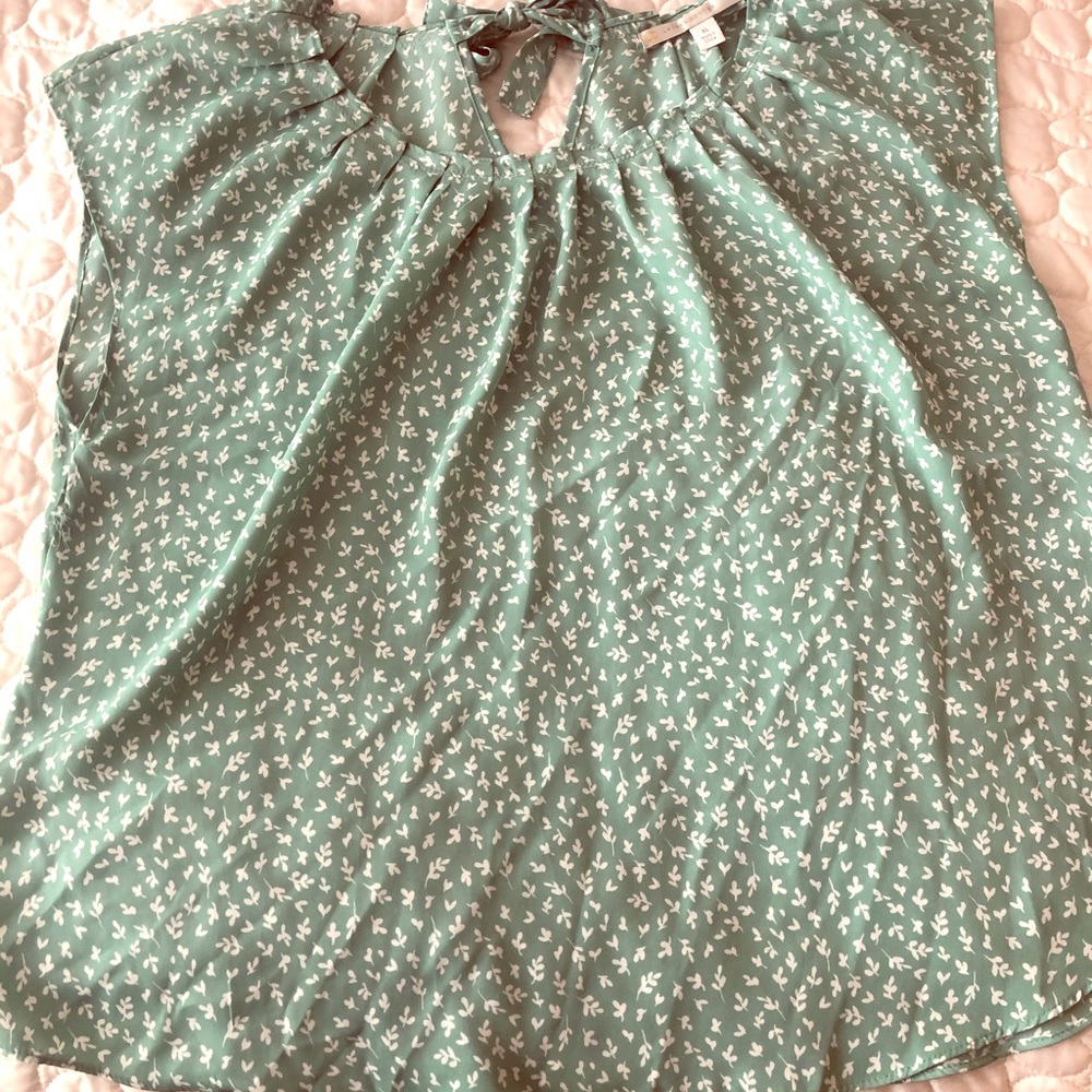 Green floral short sleeve top